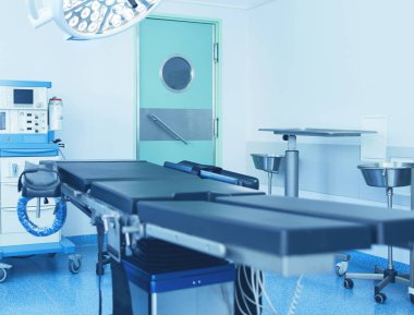 Modern klinikteki ameliyathane.