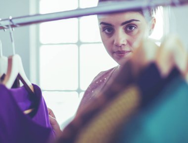 Askıları olan güzel bir stilist.