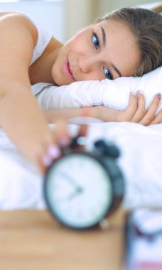 Yatakta rahat ve mutlu bir şekilde yatan güzel bir genç kadın.