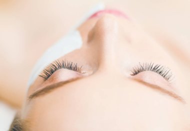 Spa yüz maskesi uygulaması. Spa güzelliği organik yüz maskesi uygulaması..