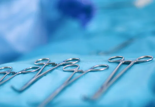 Instrumentos e ferramentas cirúrgicos, incluindo bisturis — Fotografia de Stock