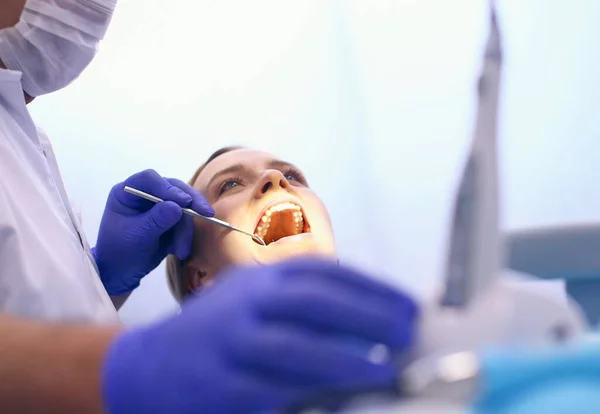 Detail of hand holding dental tools in dental clinic. Dentist Concept — Stock Photo, Image