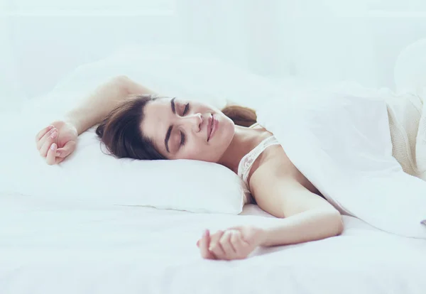 Όμορφη γυναίκα ξαπλωμένη στο κρεβάτι της στο σπίτι — Φωτογραφία Αρχείου