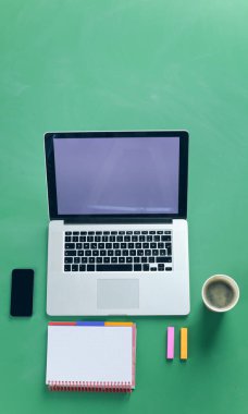 Bilgisayarlı ofis masası, akıllı telefon, fotoğraf makinesi.