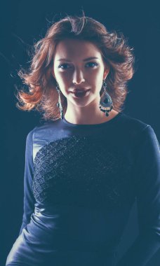 Siyah elbiseli, akşam makyajlı güzel bir kadın.