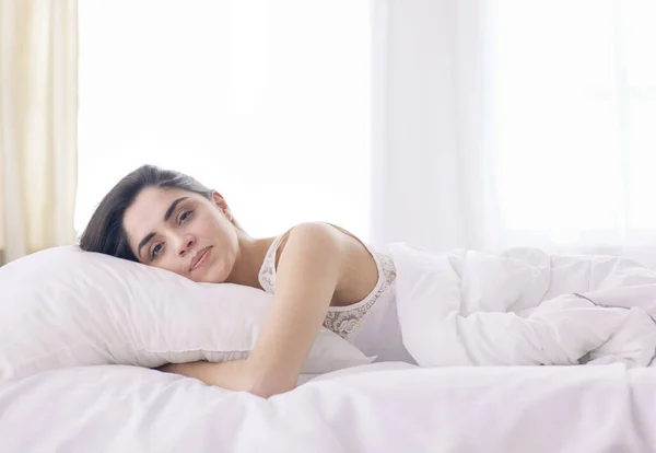 Hezká žena ležící doma na posteli — Stock fotografie