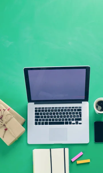 Ноутбук с подарками и ноутбуком на деревянном столе — стоковое фото