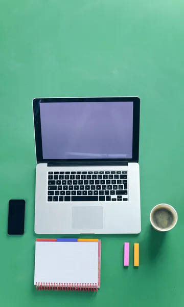 Рабочий стол с ноутбуком, смартфоном, фотокамерой — стоковое фото