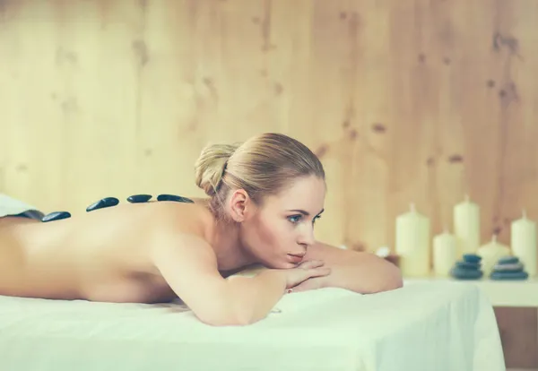 Hermosa joven recibiendo masaje de spa, tumbado en el salón —  Fotos de Stock