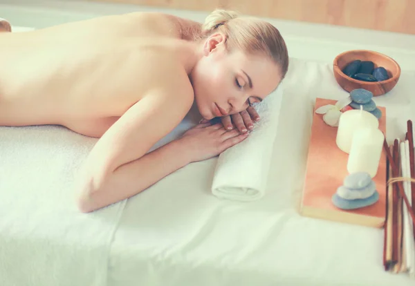 Schöne junge Frau bekommt Wellness-Massage, liegend im Salon — Stockfoto