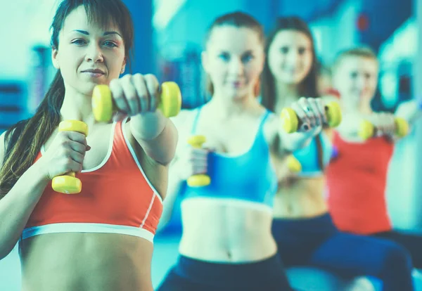 Skupina lidí ve třídě Pilates v tělocvičně — Stock fotografie