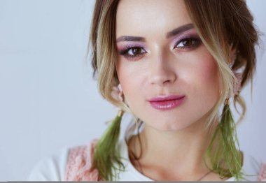 Profesyonel makyaj küpeli güzel kadınla