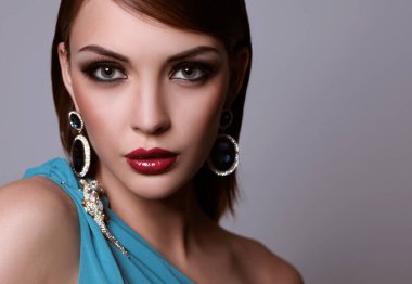 gri arka plan üzerinde duran güzel kadın