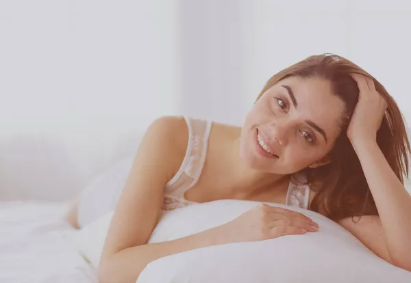 Mulher bonita deitada em sua cama em casa — Fotografia de Stock