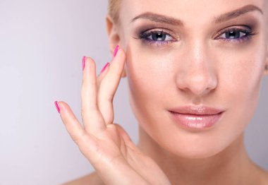 genç bir kadın yüzü beyaz zemin üzerine izole dokunmadan