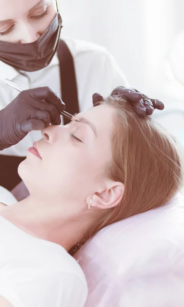 Sobrancelhas de Microblading fluxo de trabalho em um salão de beleza . — Fotografia de Stock