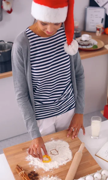 Glad ung kvinna ler glad ha kul med julen förberedelser bär Santa hatt — Stockfoto