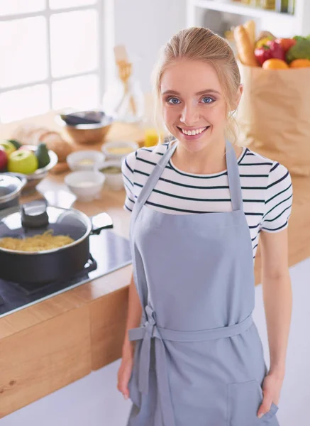 Молодая женщина готовила на кухне дома — стоковое фото