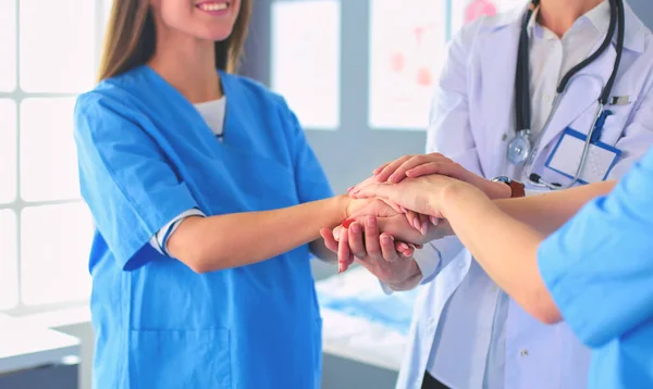 Лікарі і медсестри в медичній команді складання рук — стокове фото