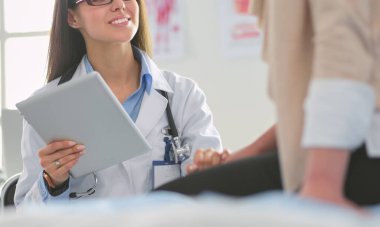 Doktor ve hasta masada otururken bir şey tartışıyorlar. İlaç ve sağlık hizmetleri kavramı