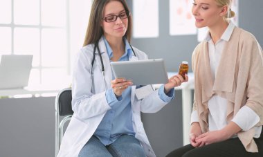 Doktor ve hasta masada otururken bir şey tartışıyorlar. İlaç ve sağlık hizmetleri kavramı