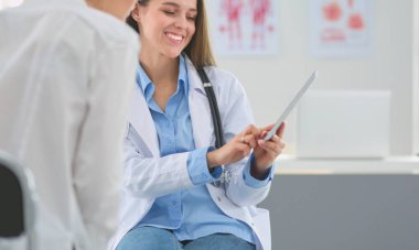 Doktor ve hasta masada otururken bir şey tartışıyorlar. İlaç ve sağlık hizmetleri kavramı