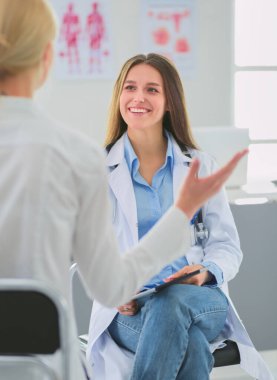 Doktor ve hasta masada otururken bir şey tartışıyorlar. İlaç ve sağlık hizmetleri kavramı