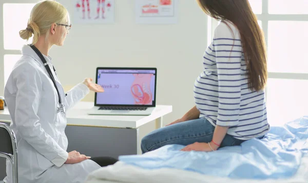 Mooie glimlachende zwangere vrouw met de arts in het ziekenhuis — Stockfoto