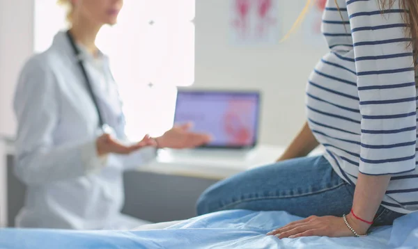 Mooie glimlachende zwangere vrouw met de arts in het ziekenhuis — Stockfoto