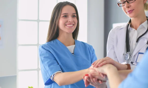 Bela mulher grávida sorridente com o médico no hospital — Fotografia de Stock