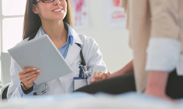 Doctor y paciente discutiendo algo mientras están sentados en la mesa. Concepto de medicina y salud — Foto de Stock