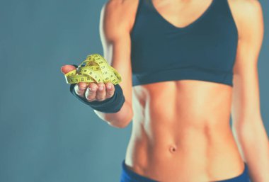 Siyah arka planda izole edilmiş mezuralı genç kadın.