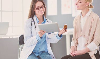 Doktor ve hasta masada otururken bir şey tartışıyorlar. İlaç ve sağlık hizmetleri kavramı