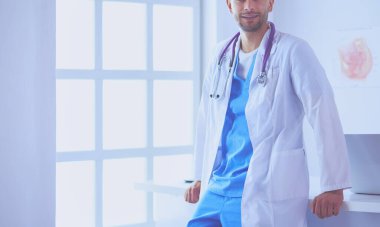 Genç ve kendine güveni tam bir doktor portresi.