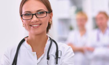 Kadın doktor hastanede duruyor.