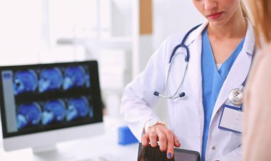 Doktor ve hasta masada otururken bir şey tartışıyorlar. Tıp ve sağlık hizmetleri kavramı. Doktor ve hasta.