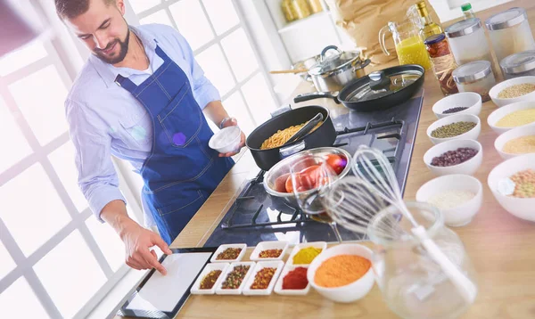 Hombre preparando comida deliciosa y saludable en la cocina casera —  Fotos de Stock