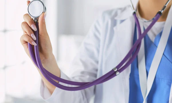 Médico sonriente mujer con estetoscopio en el hospital —  Fotos de Stock