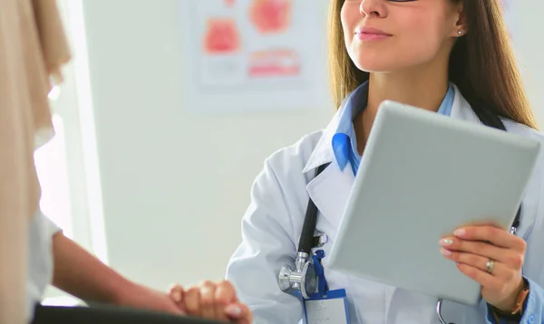 Docteur et patient discutant de quelque chose assis à la table. Médecine et soins de santé concept — Photo