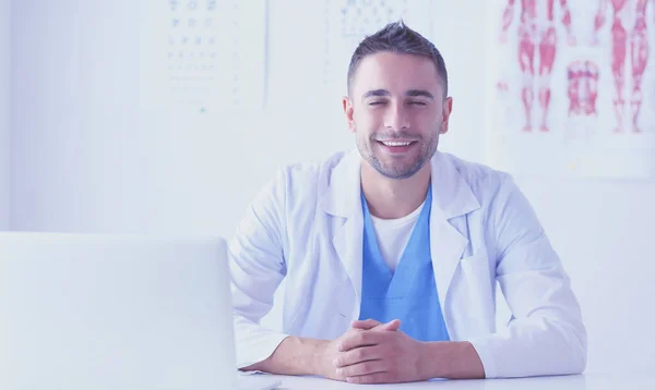 Porträt eines männlichen Arztes mit Laptop am Schreibtisch in der Medizin — Stockfoto