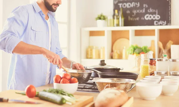 Man preparing delicious and healthy food in the home kitchen — Stock Photo, Image