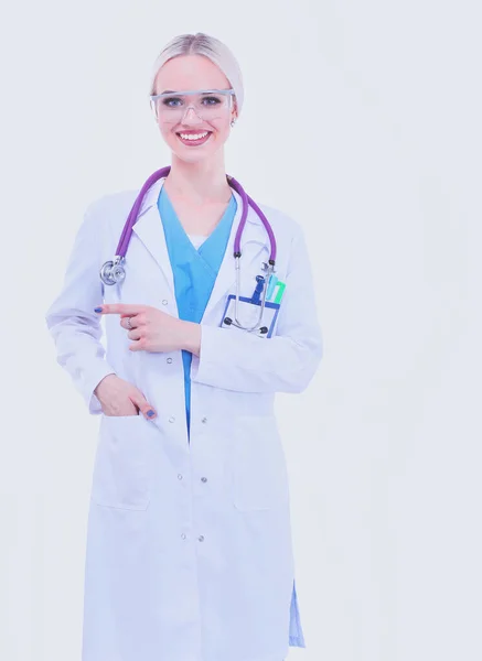 Retrato de médico fêmea em pé contra isolado em fundo branco. Mulher médica. — Fotografia de Stock