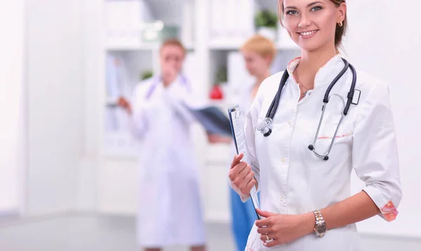 Женщина-врач стоит в больнице с медицинским стетоскопом — стоковое фото