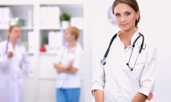 Doctora joven parada en el hospital con estetoscopio médico — Foto de Stock