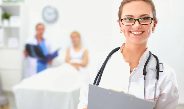 Woman doctor standingat hospital — Stock Photo, Image