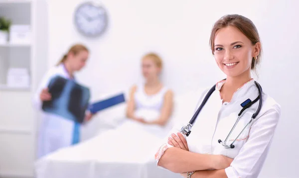 Jonge vrouwelijke arts in het ziekenhuis met medische stethoscoop — Stockfoto