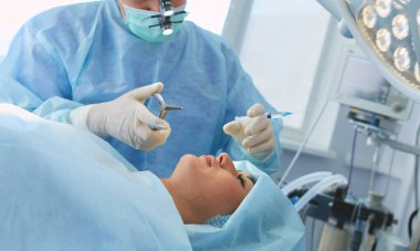 Ameliyathanede çalışan bir cerrah.