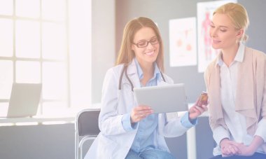 Doktor ve hasta masada otururken bir şey tartışıyorlar. İlaç ve sağlık hizmetleri kavramı