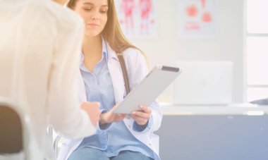 Doktor ve hasta masada otururken bir şey tartışıyorlar. İlaç ve sağlık hizmetleri kavramı