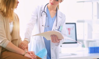 Doktor ve hasta masada otururken bir şey tartışıyorlar. Tıp ve sağlık hizmetleri kavramı. Doktor ve hasta.